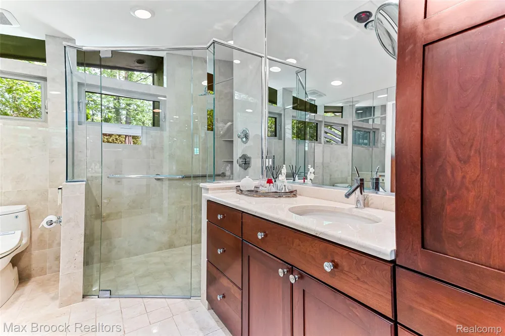 20 Martell Drive Bloomfield Charter Township, MI 48304