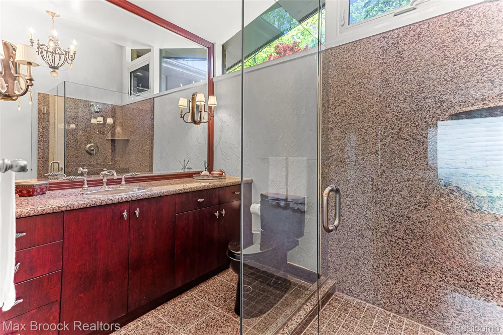 20 Martell Drive Bloomfield Charter Township, MI 48304