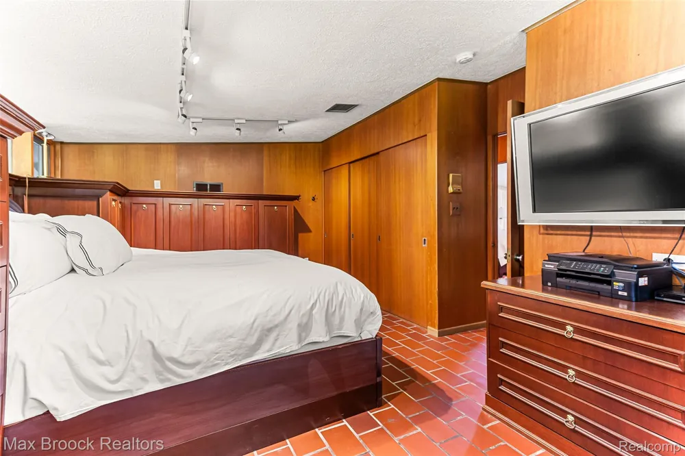 20 Martell Drive Bloomfield Charter Township, MI 48304