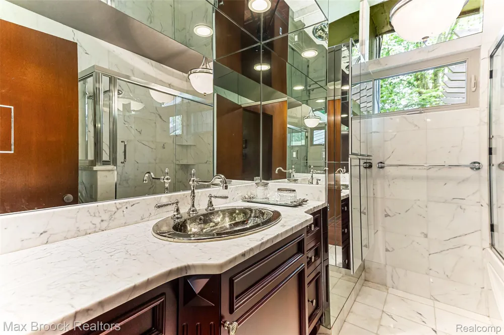 20 Martell Drive Bloomfield Charter Township, MI 48304
