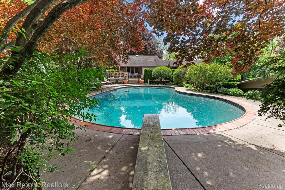 20 Martell Drive Bloomfield Charter Township, MI 48304