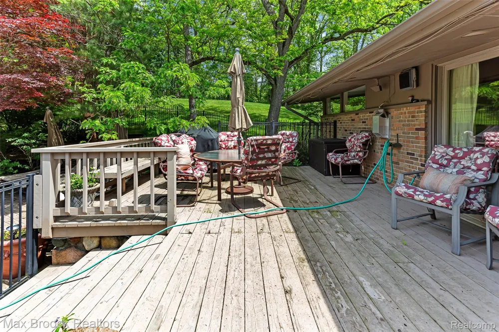 20 Martell Drive Bloomfield Charter Township, MI 48304