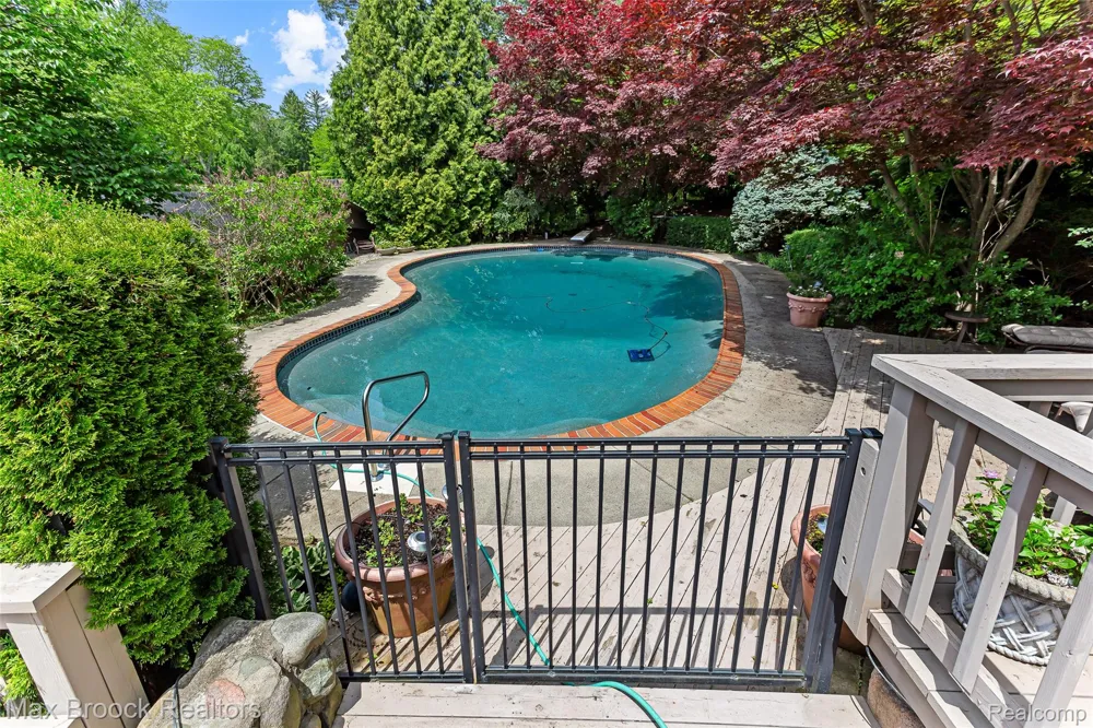 20 Martell Drive Bloomfield Charter Township, MI 48304