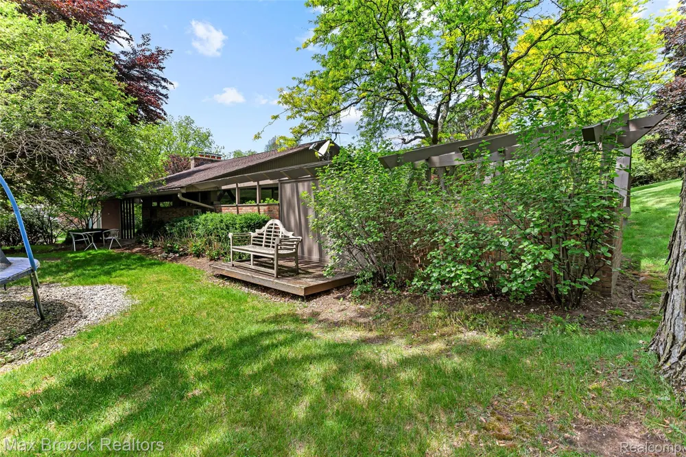 20 Martell Drive Bloomfield Charter Township, MI 48304