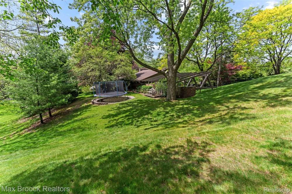 20 Martell Drive Bloomfield Charter Township, MI 48304
