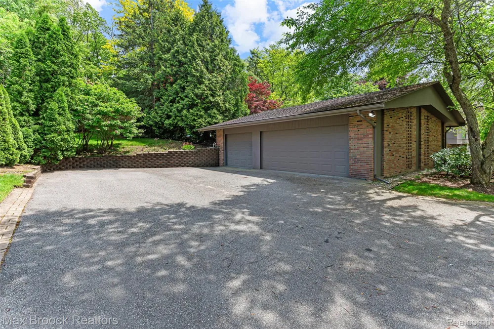 20 Martell Drive Bloomfield Charter Township, MI 48304