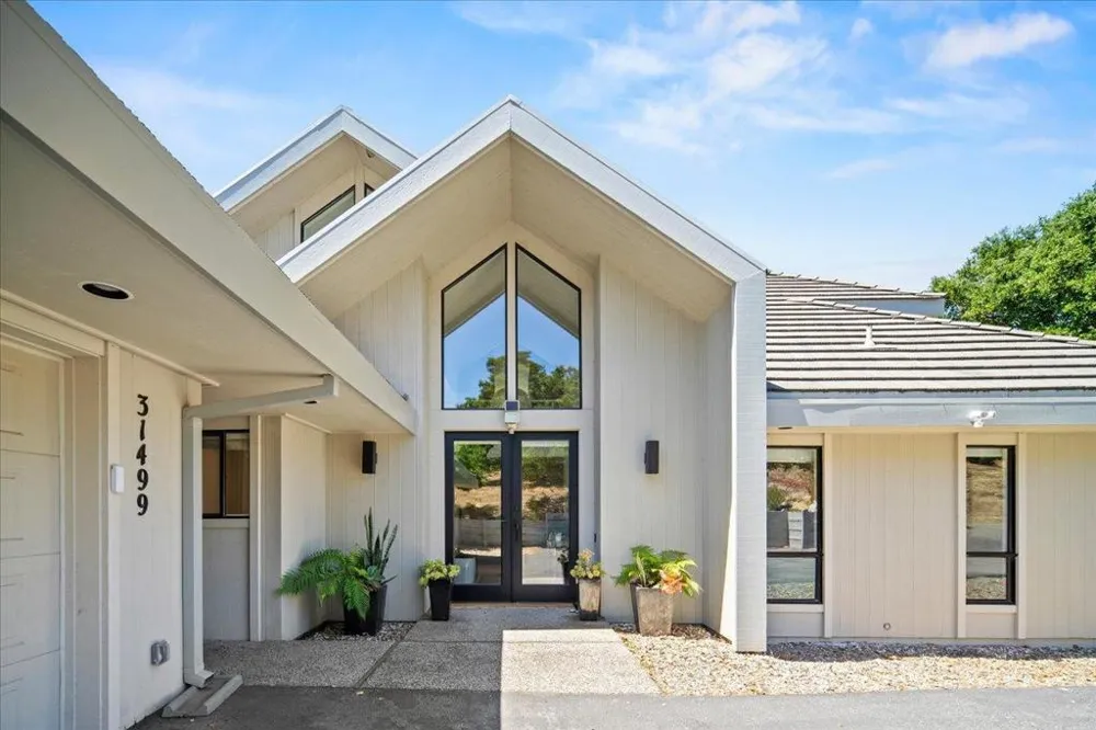 31499 Via Las Rosas Carmel Valley, CA 93924