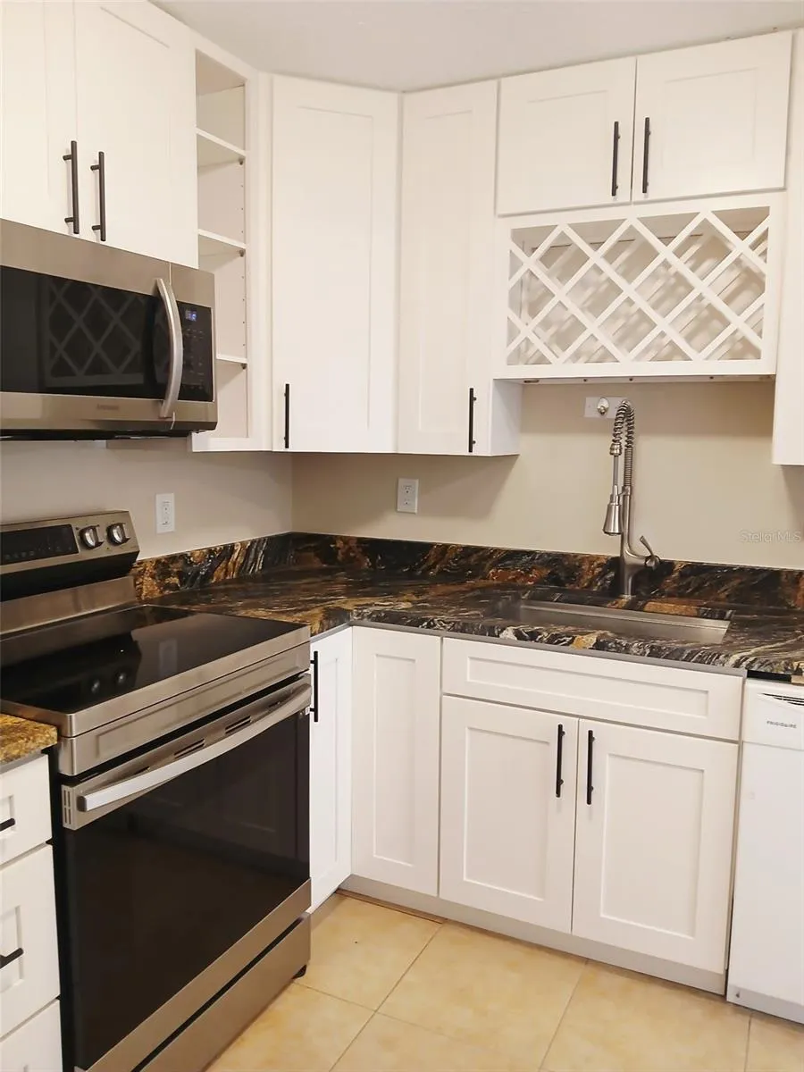 2700 BAYSHORE BOULEVARD #2211 Dunedin, FL 34698