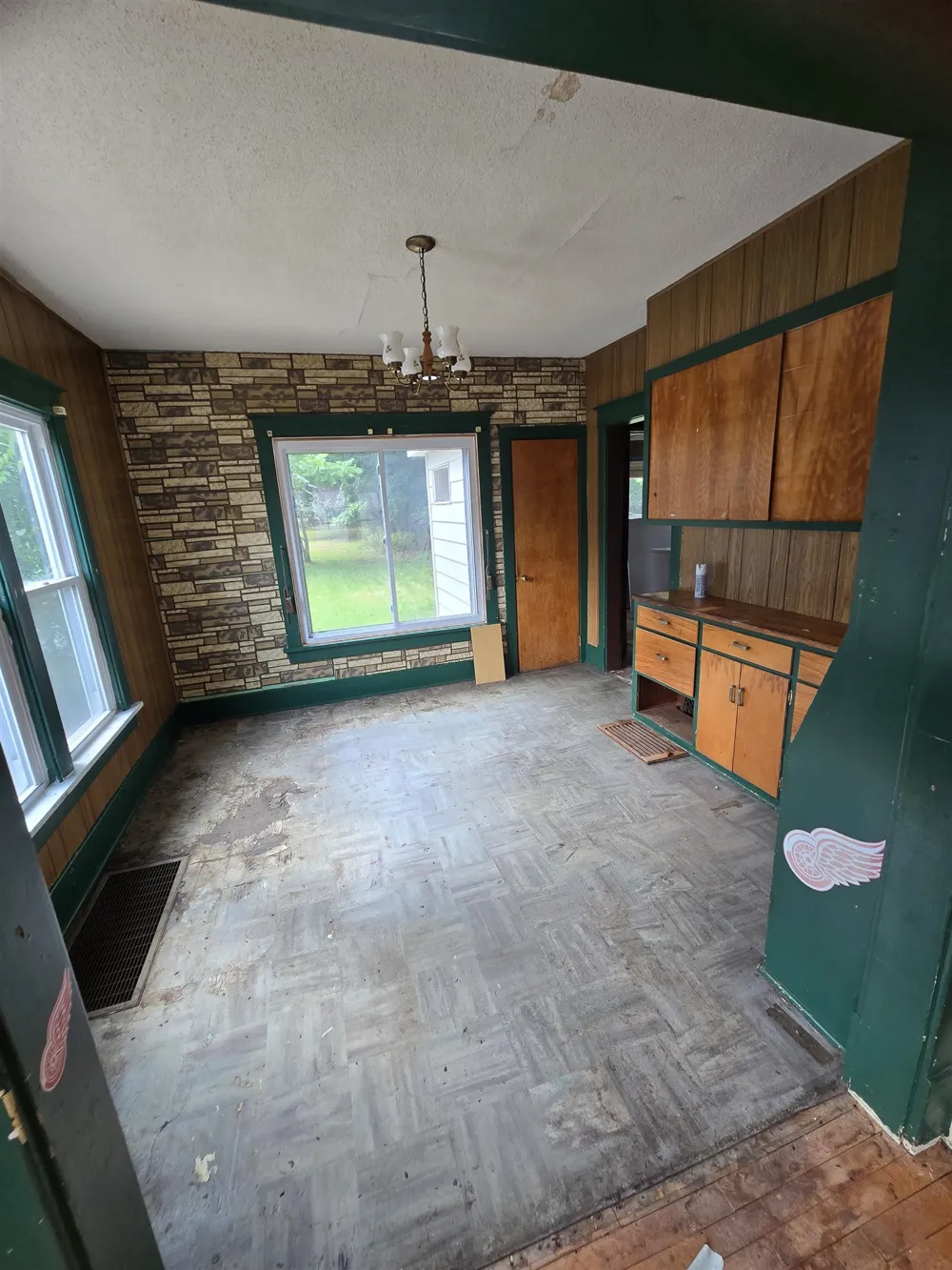 907 Court Avenue Alma City, MI 48801