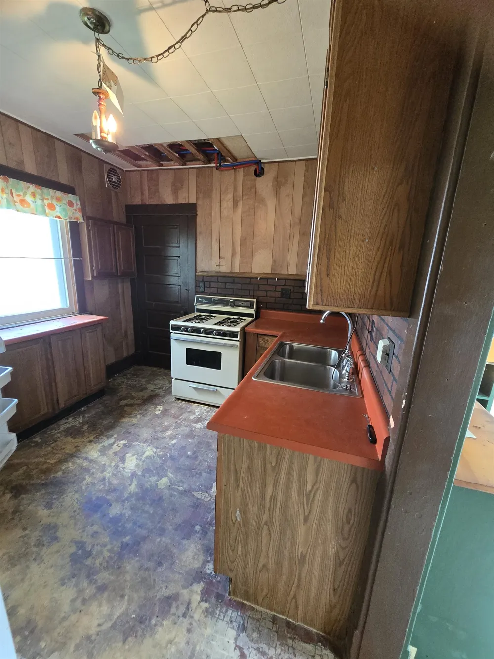 907 Court Avenue Alma City, MI 48801