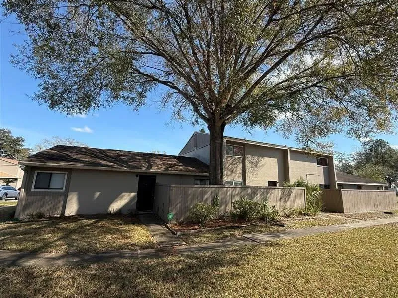 8608 LAKE ISLE DRIVE Temple Terrace, FL 33637