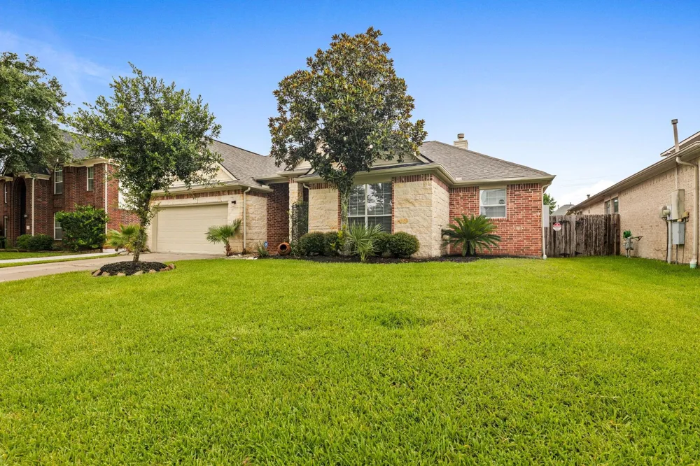 4432 Mae Street Friendswood, TX 77546