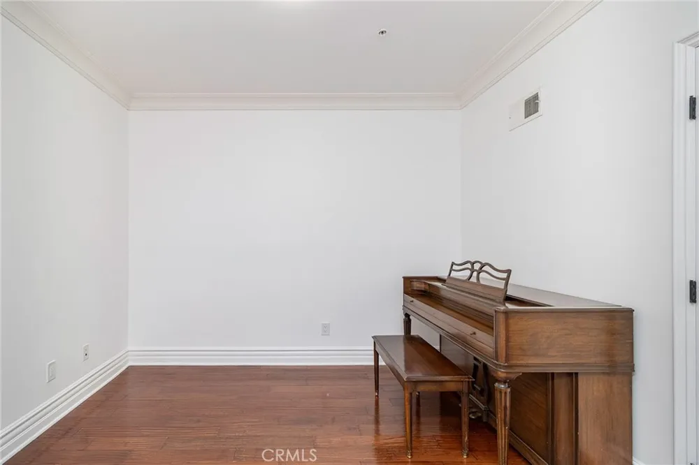12026 Hoffman #104 Studio City, CA 91604