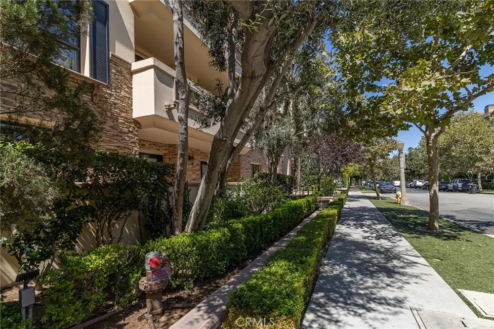 12026 Hoffman #104 Studio City, CA 91604