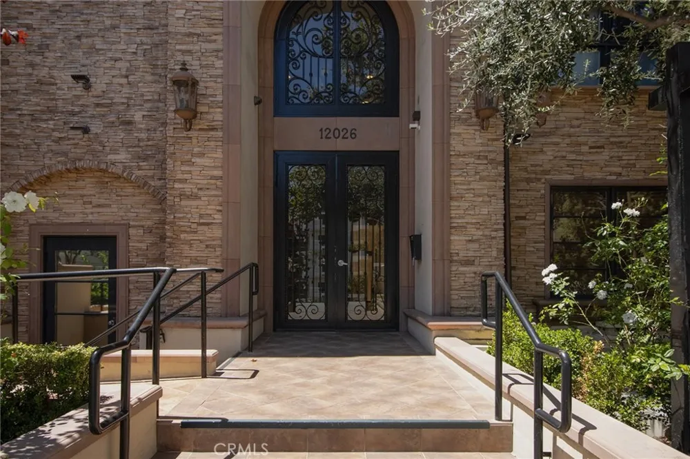 12026 Hoffman #104 Studio City, CA 91604