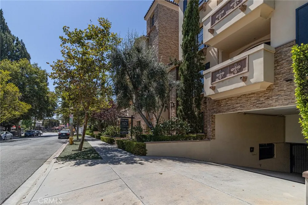 12026 Hoffman #104 Studio City, CA 91604