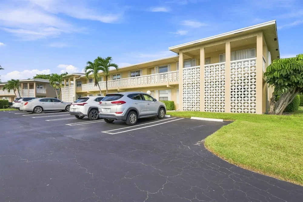 1121 CACTUS TERRACE #203 Delray Beach, FL 33445