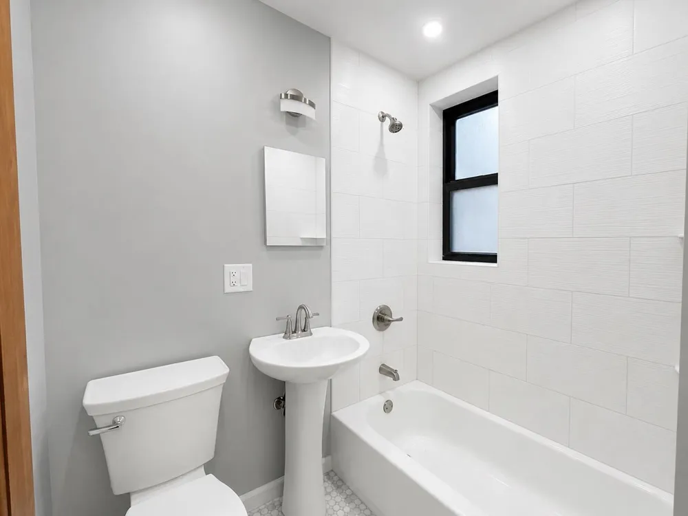105 WEST 39TH ST Bayonne, NJ 07002