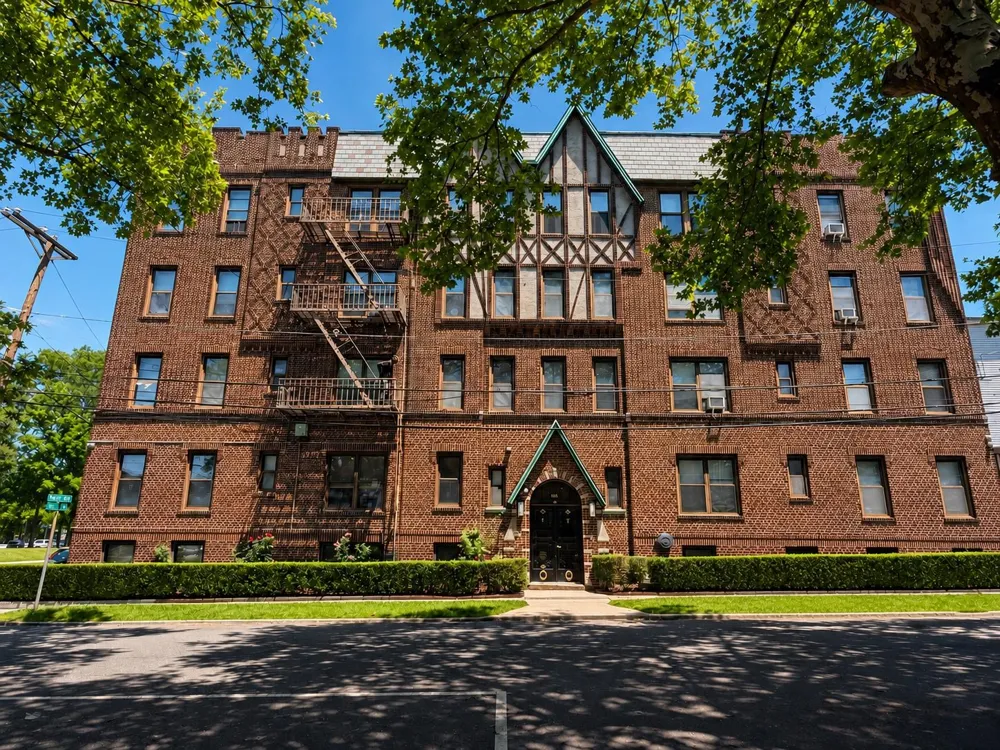 105 WEST 39TH ST Bayonne, NJ 07002