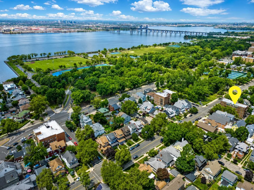 105 WEST 39TH ST Bayonne, NJ 07002