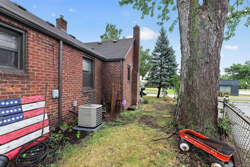 29 Florence Street Clawson City, MI 48017