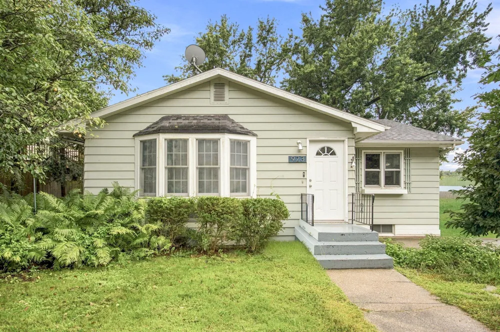 923 Bell Avenue New Buffalo, MI 49117