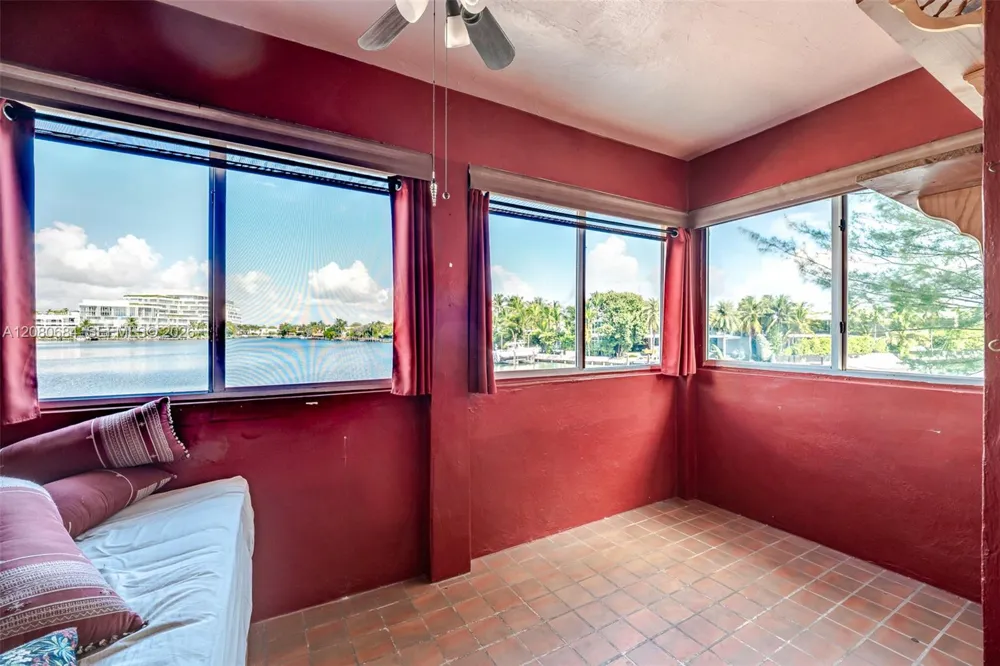 4730 Pine Tree Dr #17 Miami Beach, FL 33140
