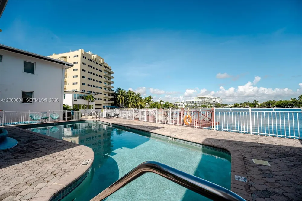 4730 Pine Tree Dr #17 Miami Beach, FL 33140