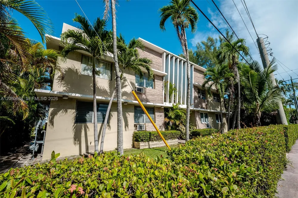 4730 Pine Tree Dr #17 Miami Beach, FL 33140
