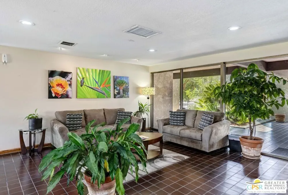 279 Saguaro Drive Palm Springs, CA 92264