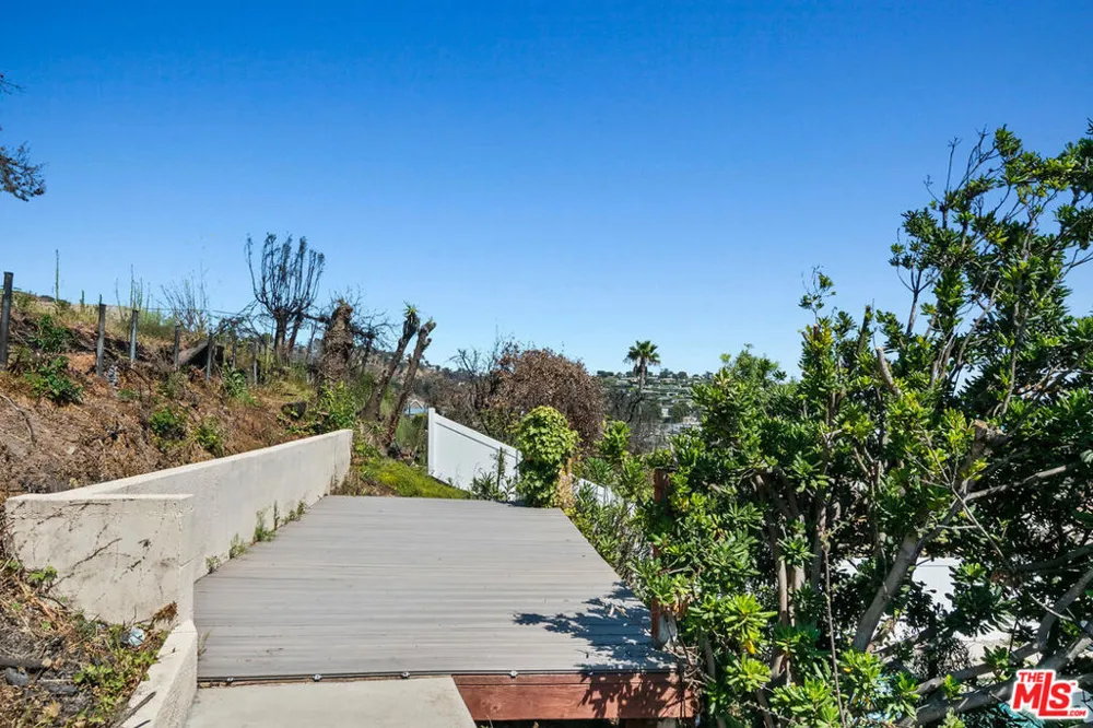 18133 Wakecrest Drive Malibu, CA 90265