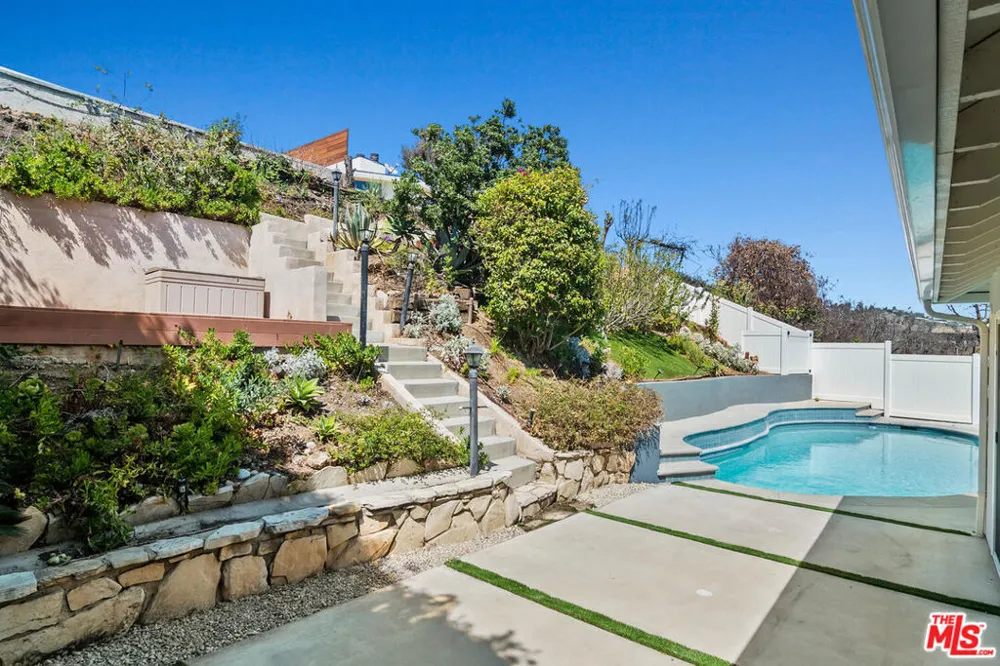 18133 Wakecrest Drive Malibu, CA 90265