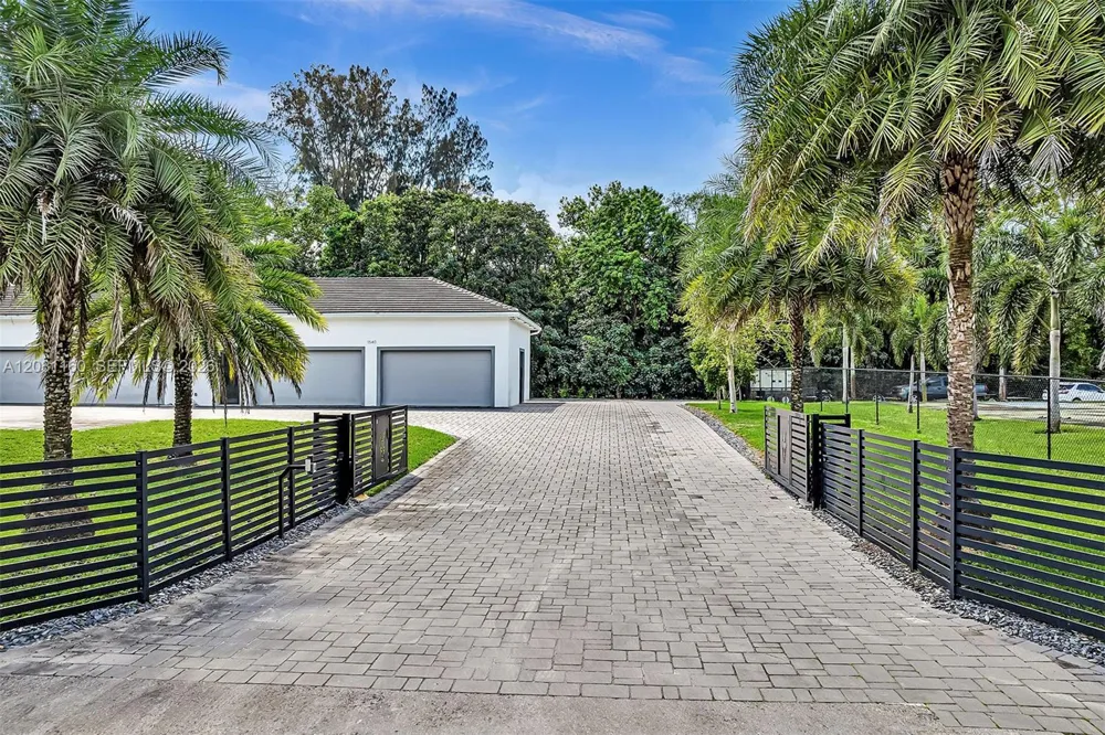 1540 SW 115th Ave Davie, FL 33325