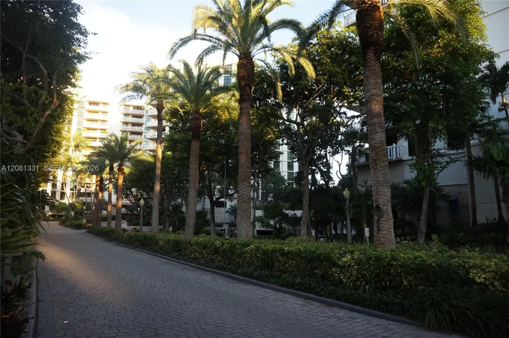 1121 Crandon Blvd #E1006 Key Biscayne, FL 33149