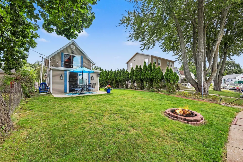 435 S Lakeside Drive Leoni Township, MI 49254