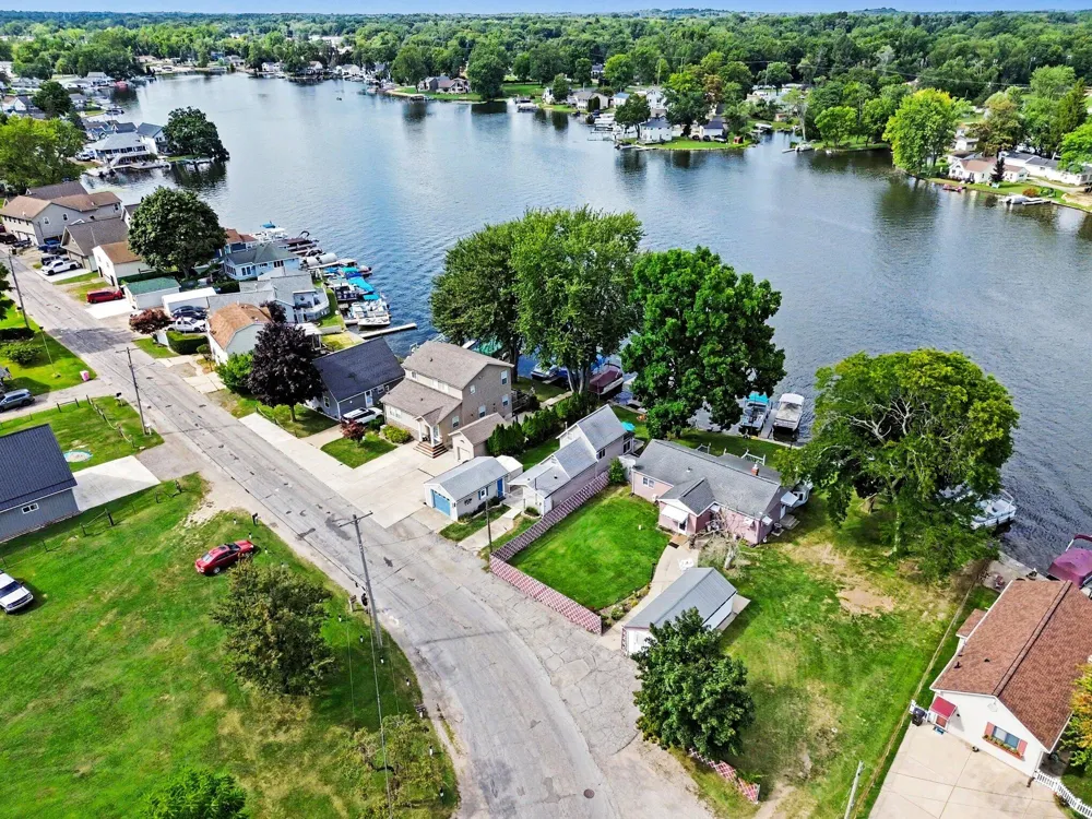 435 S Lakeside Drive Leoni Township, MI 49254