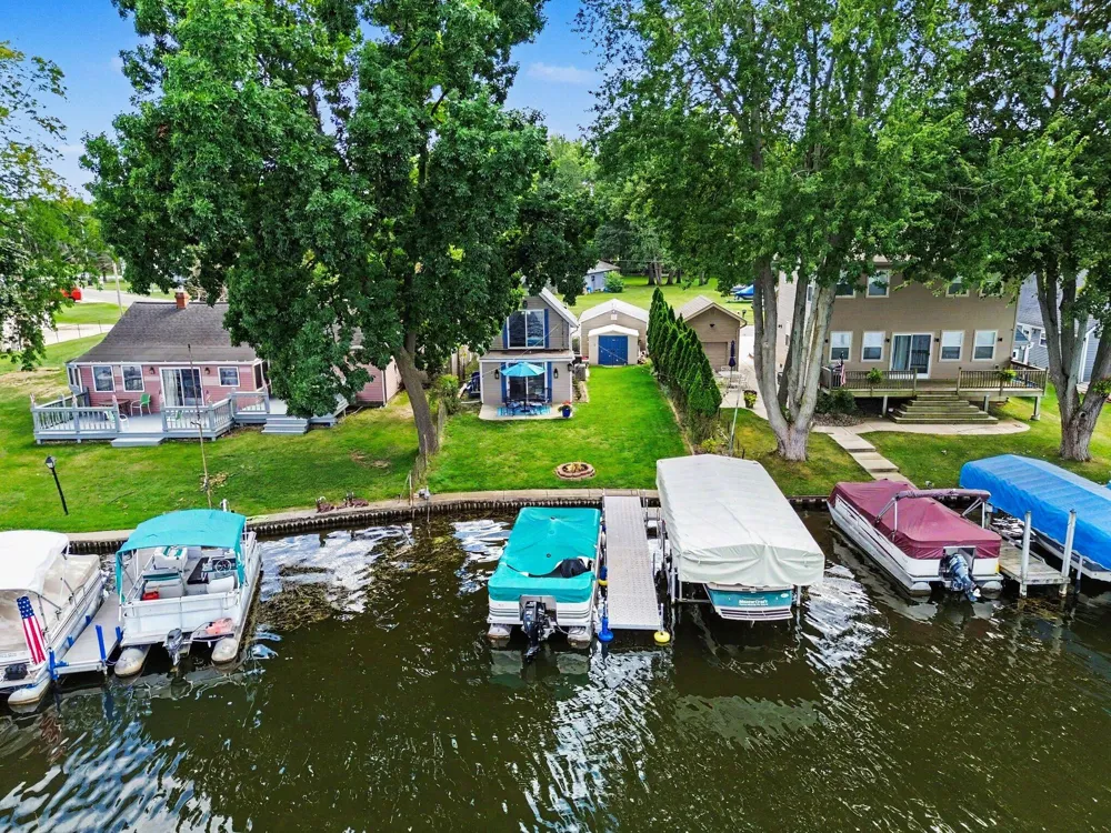 435 S Lakeside Drive Leoni Township, MI 49254