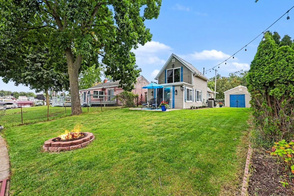 435 S Lakeside Drive Leoni Township, MI 49254