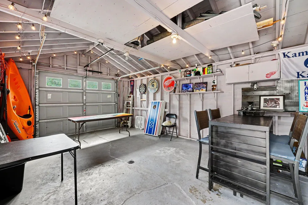435 S Lakeside Drive Leoni Township, MI 49254