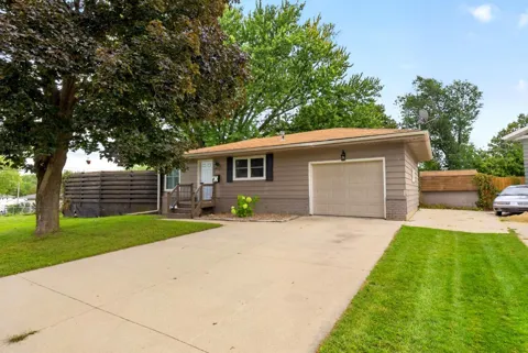 402 Sunset Court NE