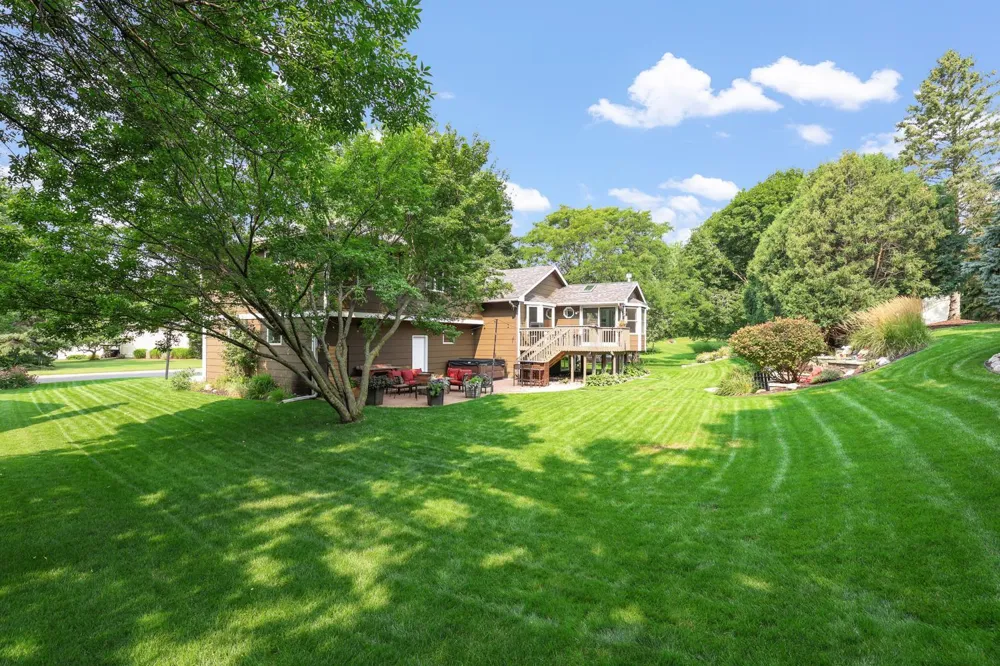 10234 Nottingham Trail Eden Prairie, MN 55347