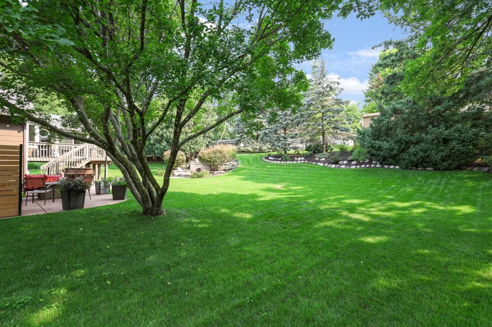10234 Nottingham Trail Eden Prairie, MN 55347