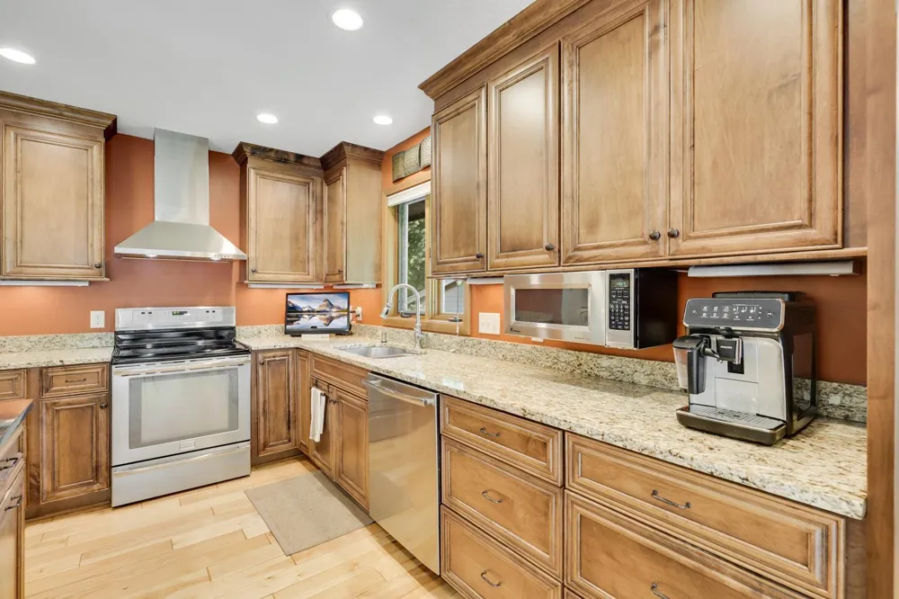 10234 Nottingham Trail Eden Prairie, MN 55347