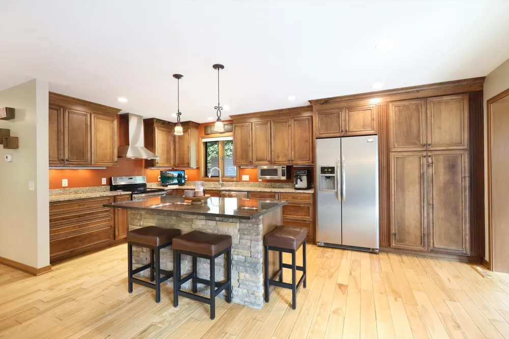 10234 Nottingham Trail Eden Prairie, MN 55347