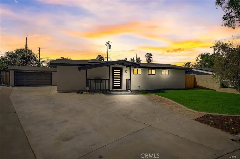 8845 Mentone Riverside, CA 92503
