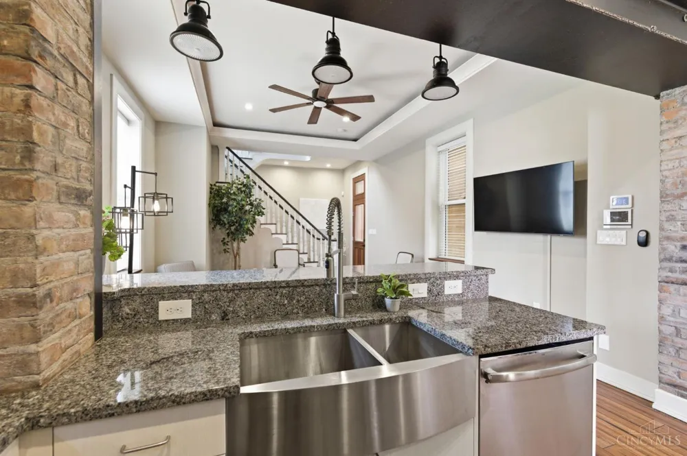 207 Kemp Alley Cincinnati, OH 45202