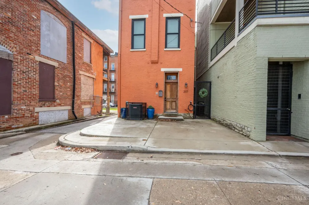207 Kemp Alley Cincinnati, OH 45202