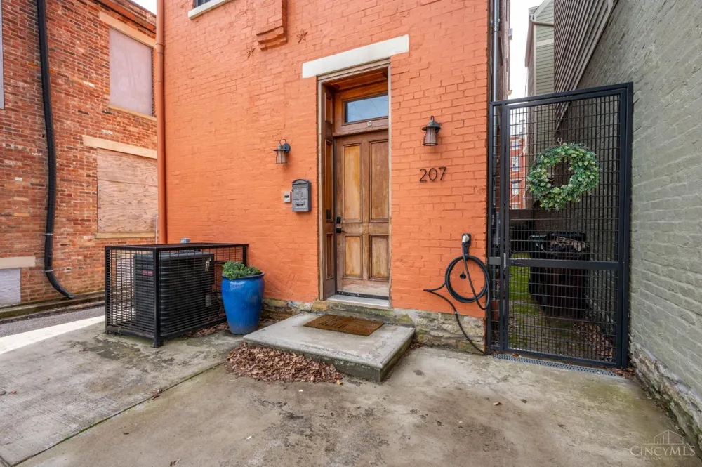 207 Kemp Alley Cincinnati, OH 45202