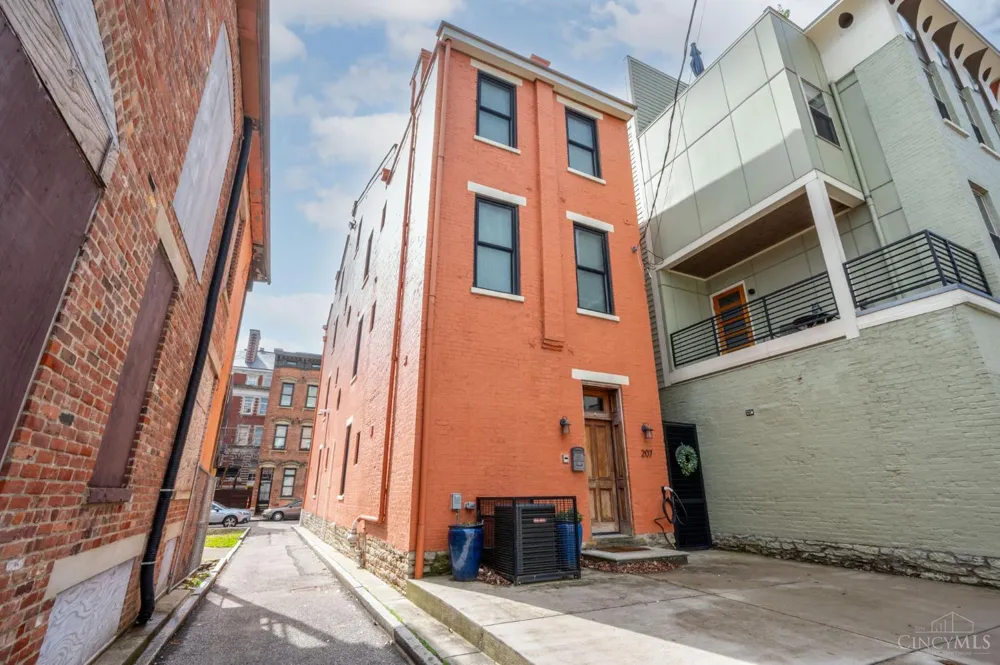 207 Kemp Alley Cincinnati, OH 45202
