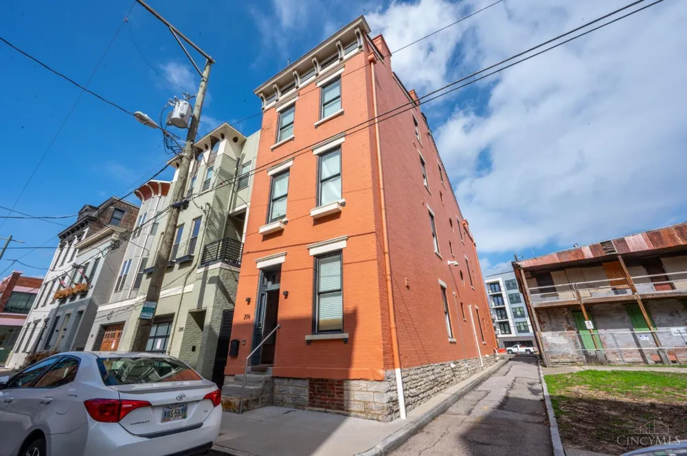 206 Wade Street Cincinnati, OH 45202